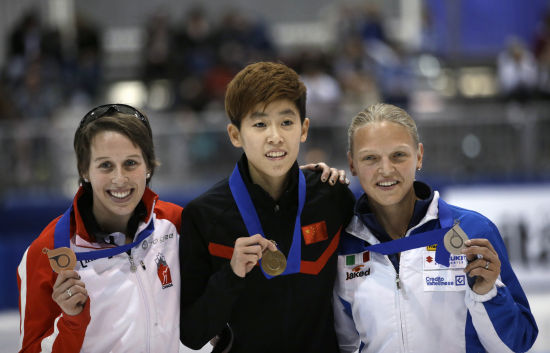 范可新(中)女子500米夺冠