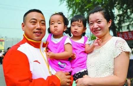刘国梁一对可爱双胞胎女儿