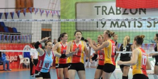 王一梅与队友庆祝