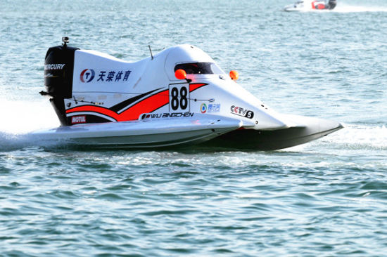 F1中国天荣队赛手吴昺辰驰骋多哈赛场