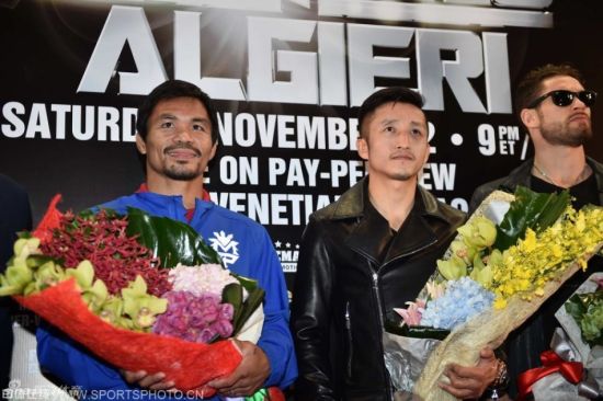 邹市明与帕奎奥一同亮相