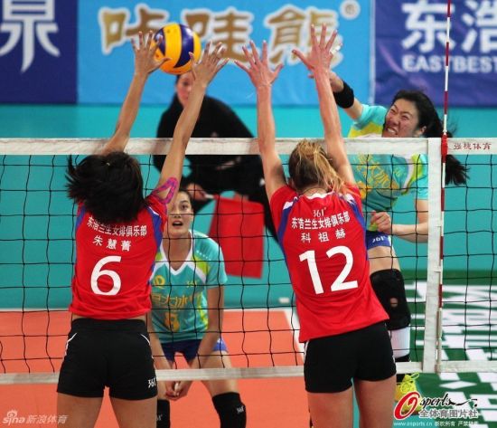 广东队员强力扣杀