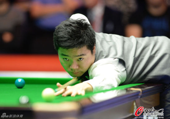 北京时间11月30日凌晨，丁俊晖战胜怀特挺进2014年英锦赛32强。