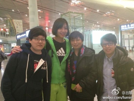 魏秋月在机场合影/摄影:吕敏