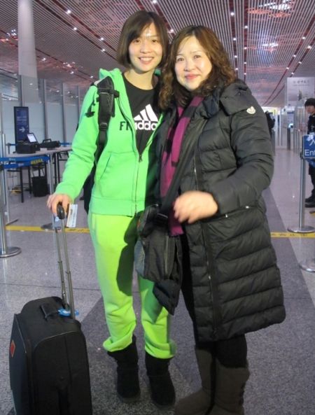 魏秋月与母亲合影/摄影:吕敏