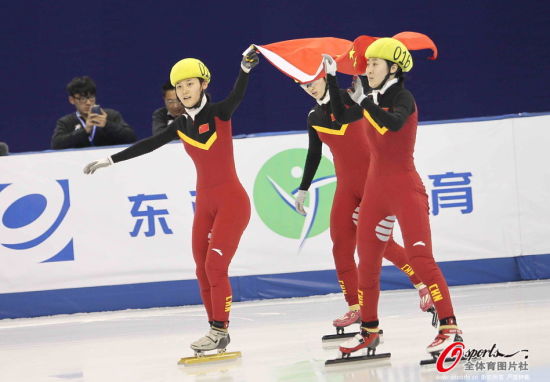 中国姑娘庆祝女子500米夺冠