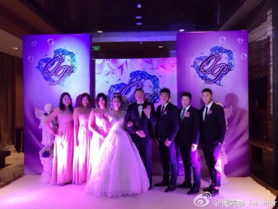 新郎新娘与伴郎伴娘团