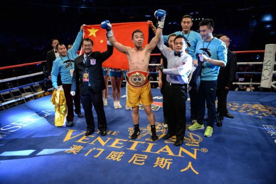 杨连慧庆贺夺140磅WBO泛太平洋洲际金腰带