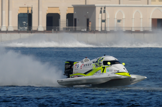 中国队7号赛艇驰骋沙迦