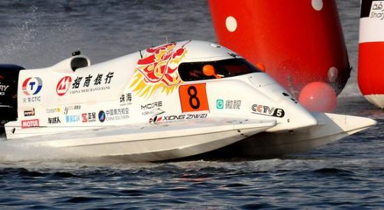 中国勇士熊梓维驾驶的8号赛艇
