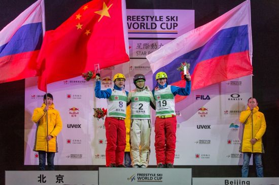 2014年12月20日鸟巢自由式滑雪空中技巧世界杯男子组颁奖仪式，冠军中国选手齐广璞，亚军俄罗斯选手帕维尔·克罗托夫(Pavel Krotov)，季军俄罗斯选手利亚·布罗夫（Llya Burov)