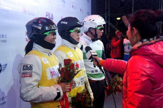 2014年12月21日，2014-2015自由式滑雪空中技巧世界杯团体赛后，冠军中国队成员（由左至右）徐梦桃、齐广璞、贾宗洋接受中央电视台现场采访。