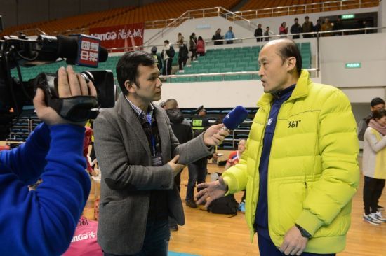 福建阳光城女排主帅胡进接受采访