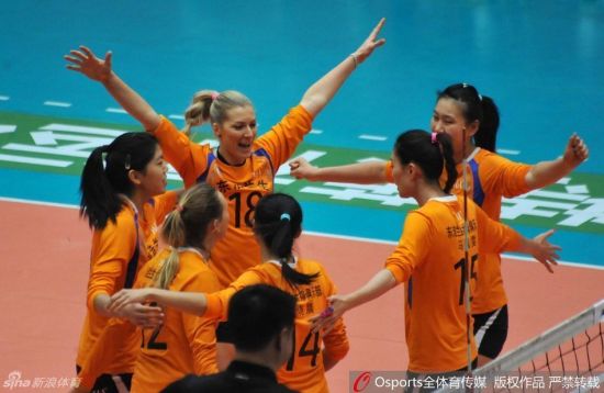 上海女排庆祝胜利