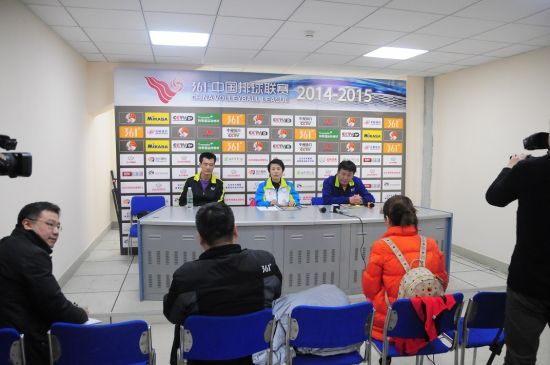 蔡斌和张洛出席赛后发布会