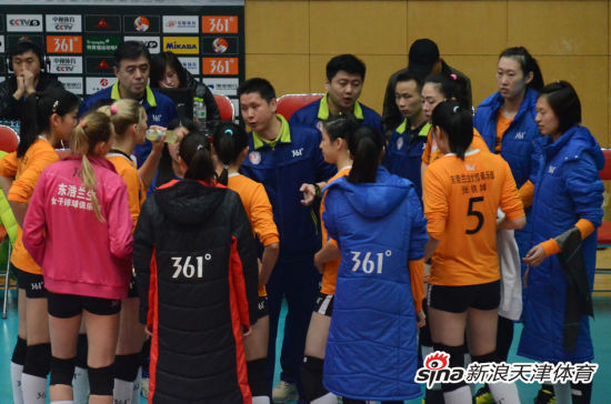 上海女排主帅何炯指挥 (图片来源：新浪天津体育)