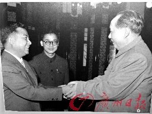 1963年，毛泽东接见柬埔寨西哈努克亲王，何振梁(中)任翻译。