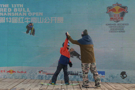 小栓子与“中国单板教父”史蒂夫击掌