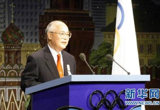 这是2001年7月13日，国际奥委会第112次全会在莫斯科举行，时任中国奥委会名誉主席的何振梁在陈述会上动情地讲述了自己毕生对奥林匹克理想的追求和中国人民对奥运会的期盼，他的真诚深深地打动了委员们。