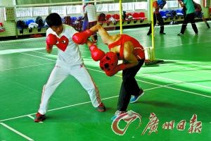 湖北队21岁小将骆珩焘(白衣)与重庆队29岁老将秦永胜在进行实战对抗训练。(广州日报记者 施绍宗 摄)