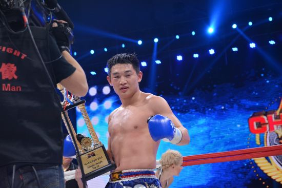 郑召玉强势登顶