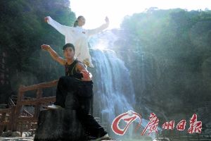 李鸣剑(下)与冉千鑫为比赛助兴