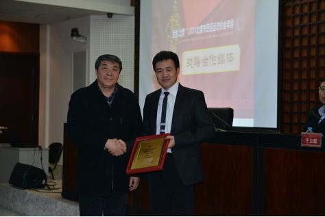 北京市田径协会主席徐建中和新浪体育总经理阮伟(右)