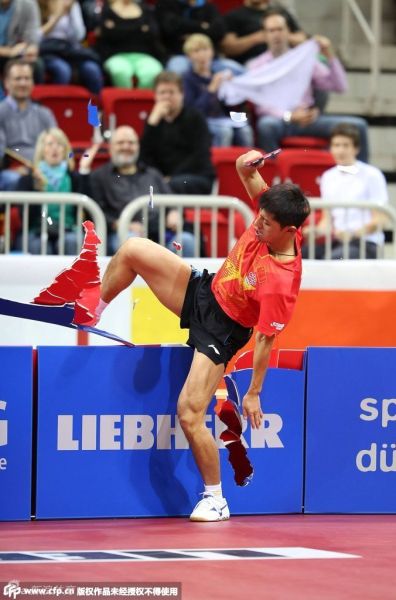 张继科踢挡板让他吃到国际乒联的罚单