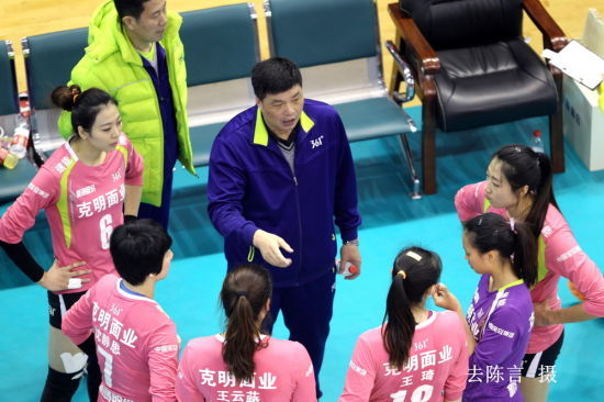 俞觉敏指挥八一女排