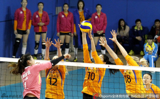 张磊前两局都在替补席观战