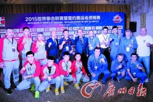 在称重之后，中乌两队队员教练及官员拍了全家福。特派记者 施绍宗 摄