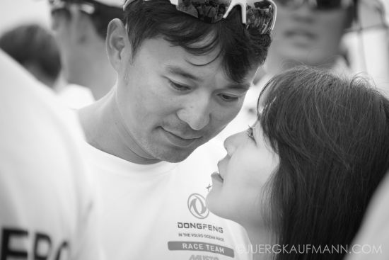 郑英杰回到三亚拥抱女友