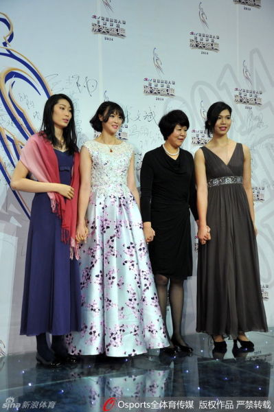 从左至右：朱婷、惠若琪、郎平、徐云丽