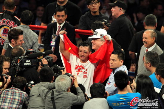 邹市明身披五星红旗