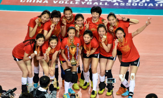 八一女排捧杯