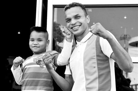 阿泰·伦龙和他的儿子在镜头前展示笑容