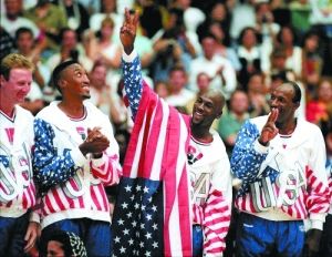 在1992年巴塞罗那奥运会上，为了不影响个人“钱途”，聪明的乔丹（举手者）巧妙地把国旗披在肩上，让其正好遮挡了官方赞助商的logo。