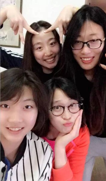 姚迪离别时与国家队队友惠若琪、袁心玥、刘晏含自拍。