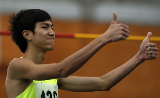 北京队的王宇以2米24获得男子跳高冠军