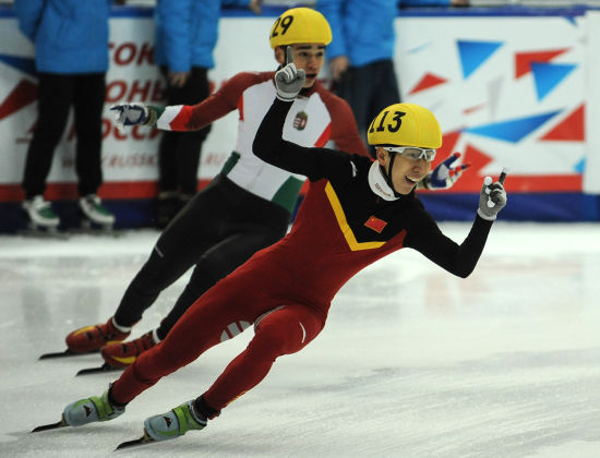 男子接力队成员韩天宇庆祝