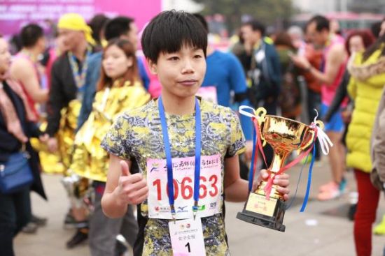 陈林明勇夺无锡马拉松女子组冠军