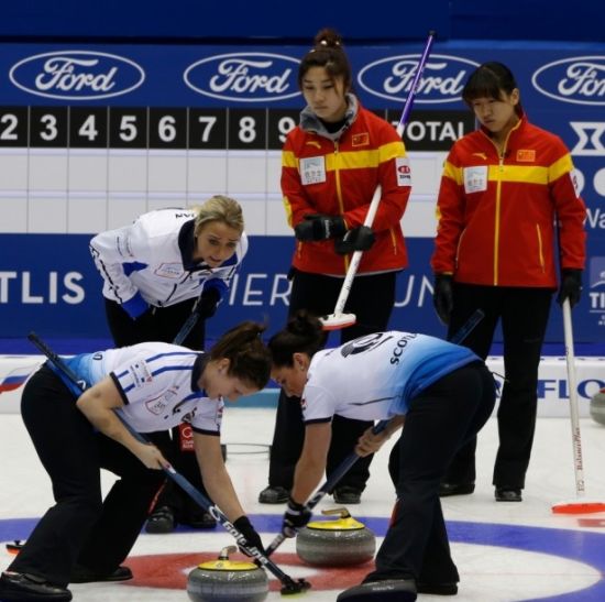 中国队与苏格兰队在比赛中