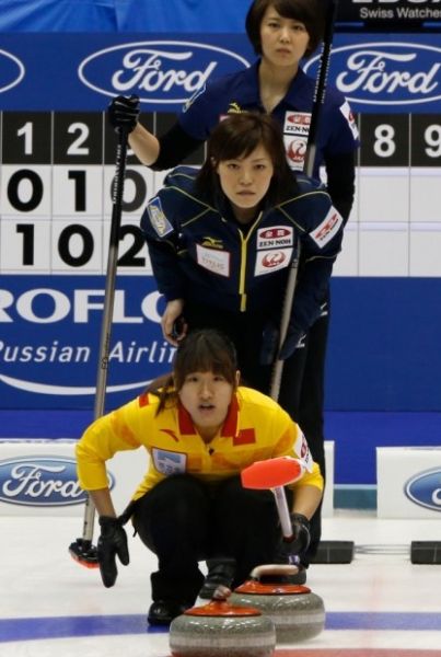 中国队(黄衣)与日本队在比赛中