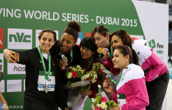 女子双人3米板前三玩自拍