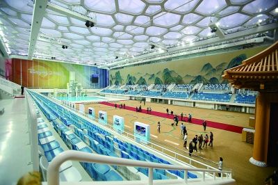 3月24日，国家游泳中心，中外记者探访冬奥申办场馆，水立方在冬奥会期间将改建成冰壶场馆  摄/法制晚报记者 黑克