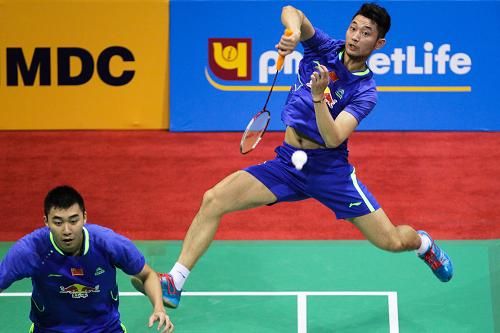 柴飚/洪炜在比赛中回球。