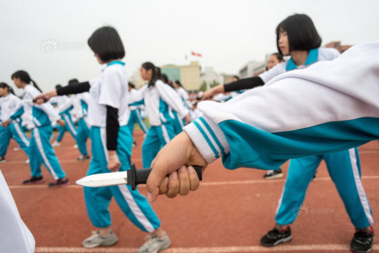 广东惠州新生军训女孩挥匕首学防身