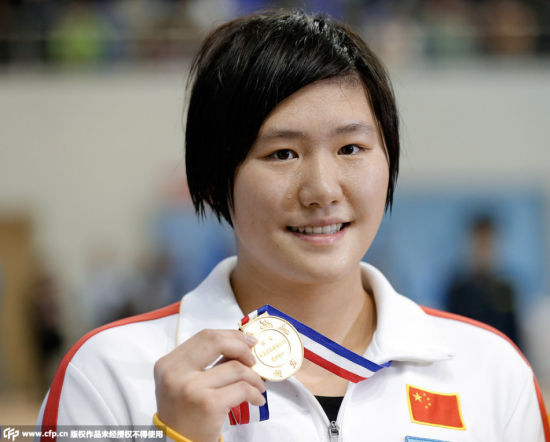 叶诗文展示奖牌