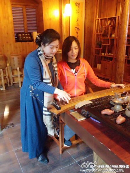 古琴老师教魏秋月弹琴。 (图片来源：魏秋儿粉丝后援团)