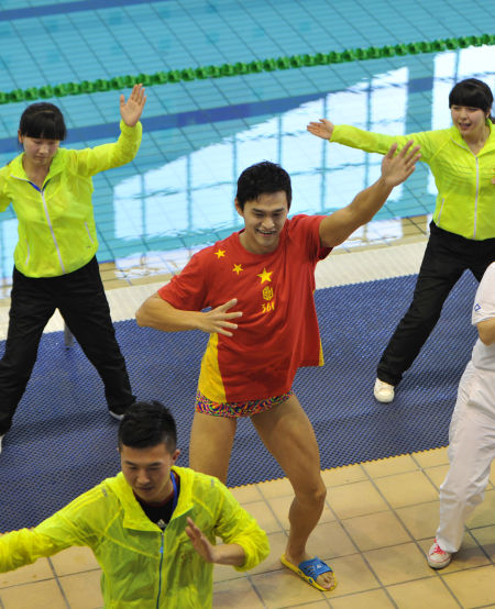 孙杨跳起“小苹果”